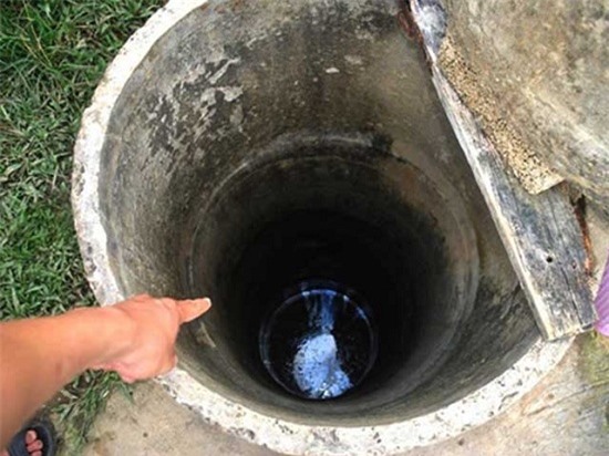 Vô ý làm rơi con xuống giếng, hai cha con cùng tử vong