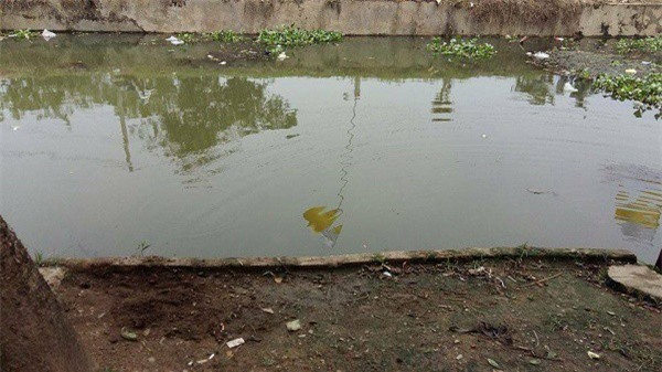 Bé trai 2 tuổi trượt chân, ngã xuống sông tử vong