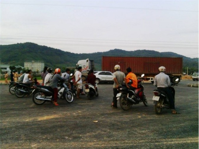 Nghệ An: Gỡ dây cáp điện, 1 tài xế container bị điện giật tử vong