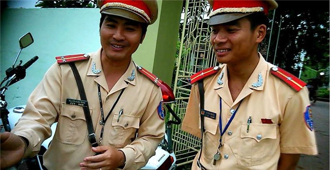 CSGT Hà Nội cứu nữ sinh gieo mình xuống sông Hồng