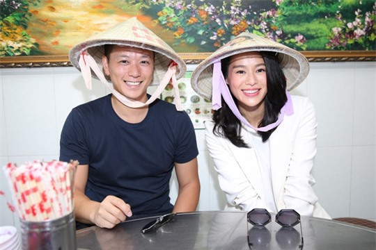 Nữ diễn viên Hồ Hạnh Nhi đến Việt Nam đội nón lá, ăn phở