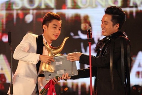 Sơn Tùng M-TP "soán ngôi" Tùng Dương, triệu người bật khóc vì cậu bé nhí