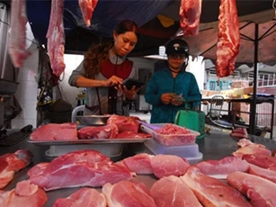 Giá thịt heo, gà "đua nhau" tăng mạnh