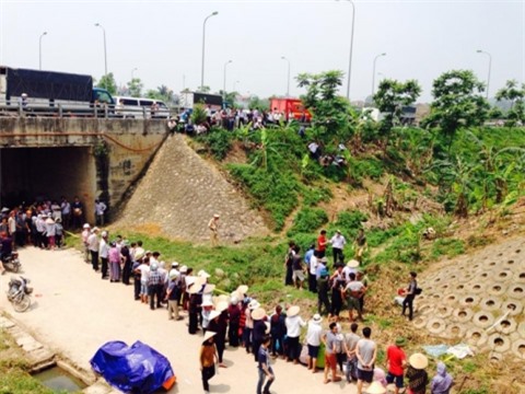 Hà Nội: Phát hiện thi thể nam sinh với hàng chục vết đâm dưới chân cầu