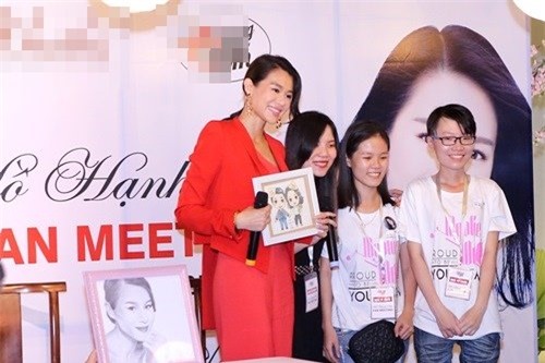 Hồ Hạnh Nhi cười rạng rỡ, selfie cùng fan Việt