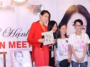 Hồ Hạnh Nhi cười rạng rỡ, selfie cùng fan Việt