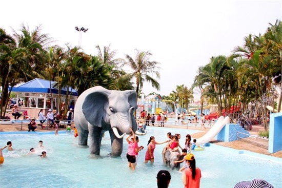 Nhiều hoạt động vui chơi tại Công viên nước Hồ Tây dịp 30/4-1/5