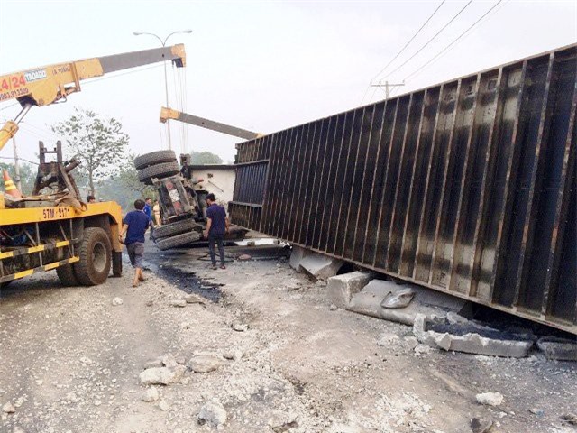 Tài xế ngủ gật, xe container đè dải phân cách vỡ vụn