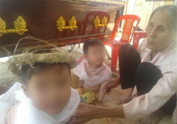 Vụ nổ mìn tại Đắk Lắk: Đau xót cảnh hai con thơ bên quan tài cha