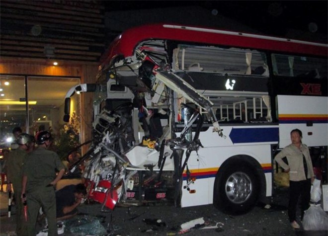 Xe khách nát bét đầu sau cú tông xe tải, một phụ xe tử vong