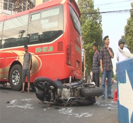 Xe máy kẹp ba phóng nhanh tông xe khách, ba thanh niên nguy kịch