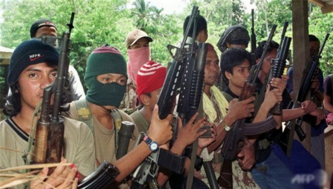 Con tin bị chặt đầu, Philipines căm giận thề diệt Abu Sayyaf