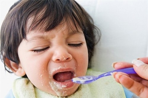 Bé gái 1 tuổi tử vong vì sặc cháo ở nhà giữ trẻ tư nhân