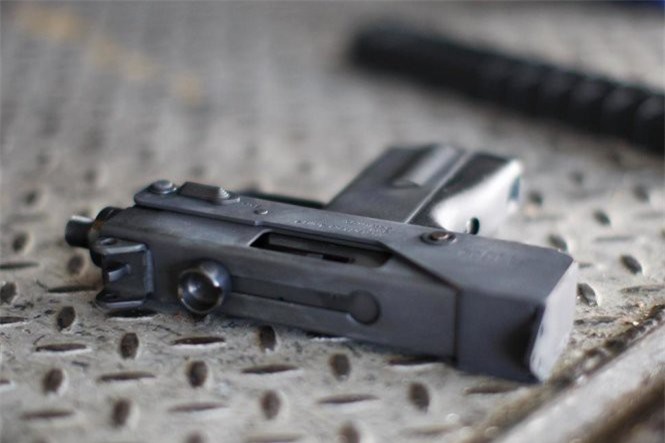 Bé trai 2 tuổi vô tình bắn chết mẹ trong lúc nghịch súng