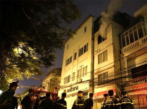 Cháy lớn tại kho chứa đồ công ty May Nhà Bè ở Hà Nội