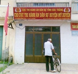 Cựu Chi cục trưởng thi hành án chiếm đoạt tiền của dân bị khởi tố