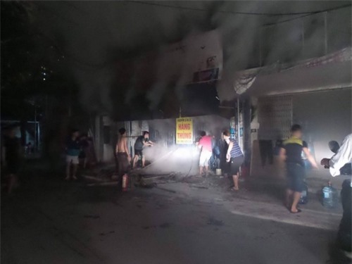 Hà Nội: Cháy lớn tại cửa hàng quần áo, bà chủ khóc nức nở