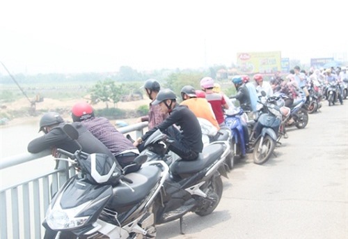 Sốc: Mẹ ôm con nhỏ 4 tháng tuổi nhảy cầu Bến Thủy tự vẫn 