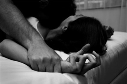 Thấy nữ sinh ăn mặc "mát mẻ", thanh niên lao vào hiếp dâm