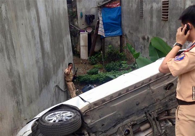 Hàng trăm cảnh sát bao vây truy tìm kẻ buôn ma túy có súng