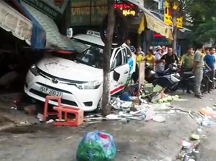 Taxi 7 chỗ bất ngờ lao vào quán ăn, cuốn 3 thực khách vào gầm