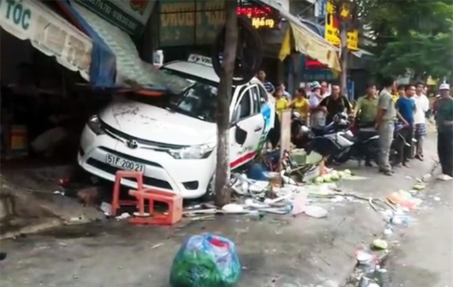 Taxi "điên" gây tai nạn liên hoàn, 5 người trọng thương