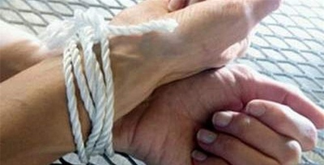 Bắt cháu ngỗ ngược trói tay, bịt miệng bà nội để cướp tài sản