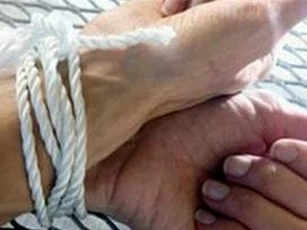 Bắt cháu ngỗ ngược trói tay, bịt miệng bà nội để cướp tài sản