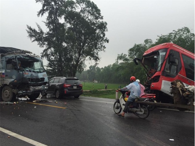 Xe khách đấu đầu xe tải rồi lao xuống mương, 2 người thương vong