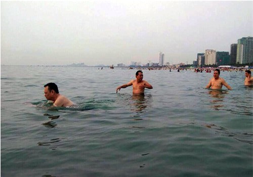 Cán bộ Đà Nẵng tắm biển để xóa tin đồn