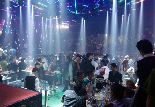 Cảnh sát ập vào quán bar, 300 dân chơi Sài Gòn tháo chạy