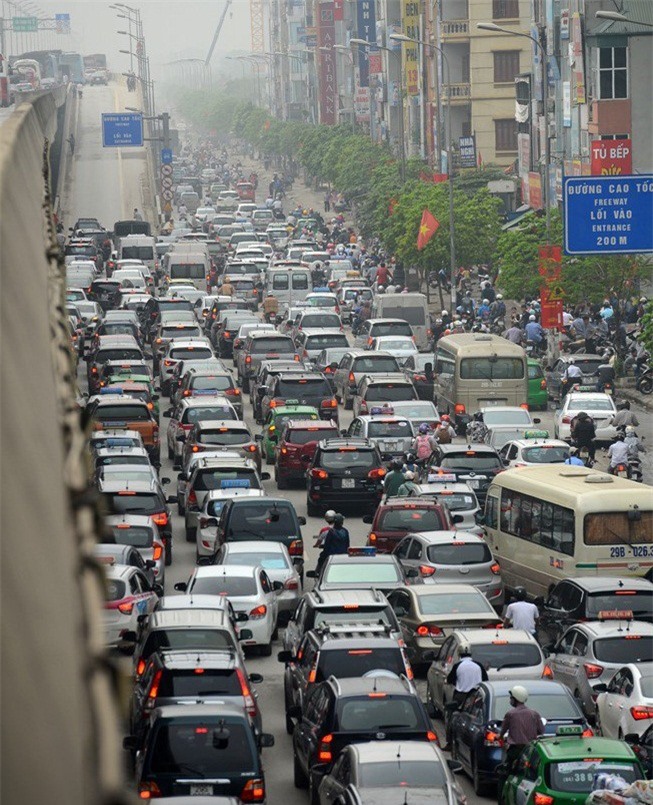 Dân ùn ùn về quê, giao thông Hà Nội ùn tắc kinh hoàng