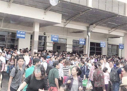 Hà Nội: "Biển người" chen chân, xếp hàng chờ lên xe tại Bến Mỹ Đình