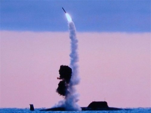 "Mãn nhãn" tàu ngầm Nga phóng tên lửa Kalibr trên biển 
