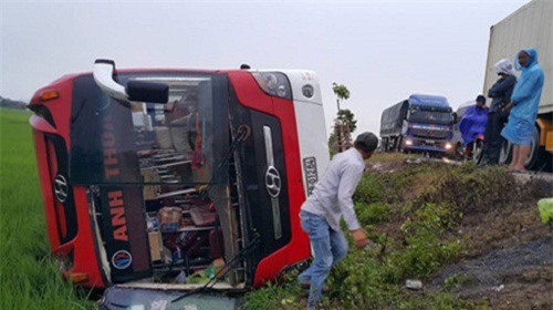 Nghệ An: Xe khách gặp nạn, 1 cháu bé tử vong