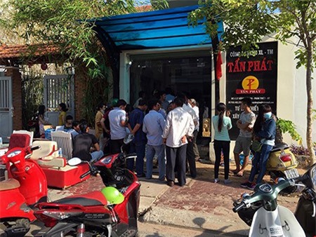 Vợ gào khóc chứng kiến chồng và con gái chết thảm