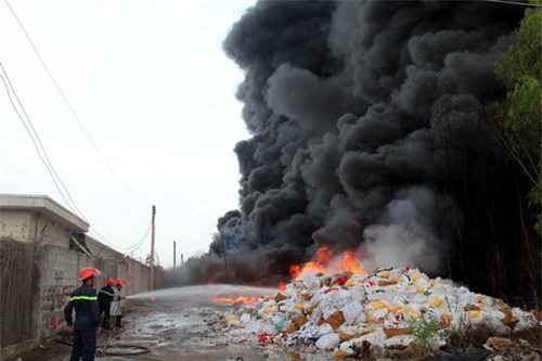 Cháy dữ dội ở kho phế liệu làm người dân "hồn xiêu phách lạc"