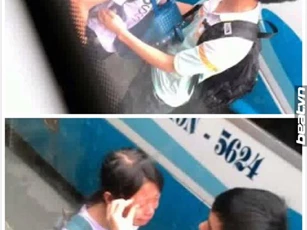 Thiếu nữ khóc nức nở tại bến xe vì không mua được vé xe về quê