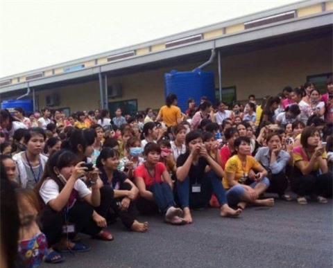 Hàng nghìn công nhân đình công khi phát hiện thịt trong cơm trưa có dòi