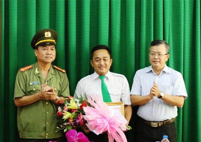 Tài xế taxi mưu trí bắt cướp được thưởng nóng