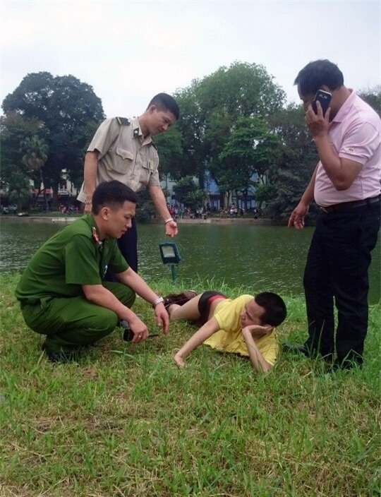 Thanh niên nhảy xuống hồ Gươm vì nghĩ mình là... cá