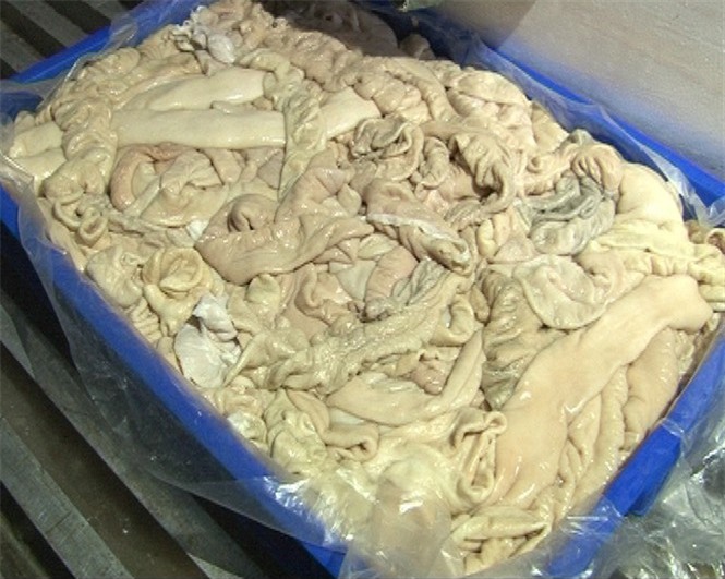 Tiêu hủy hơn 3 tấn nội tạng heo lậu không rõ nguồn gốc 