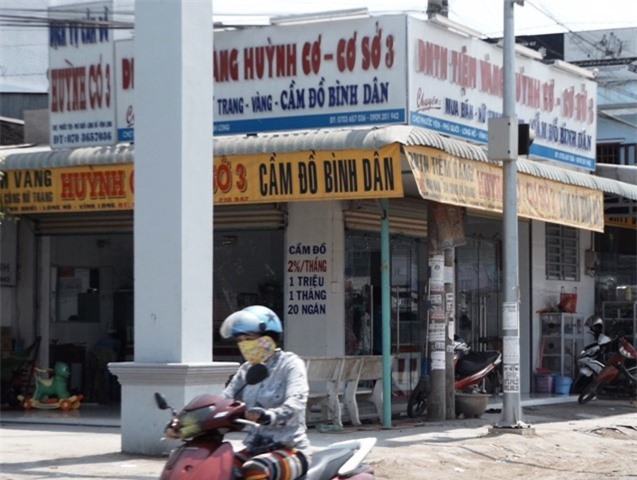 Truy tìm 'thầy phù thủy' đánh tráo USD ở tiệm vàng