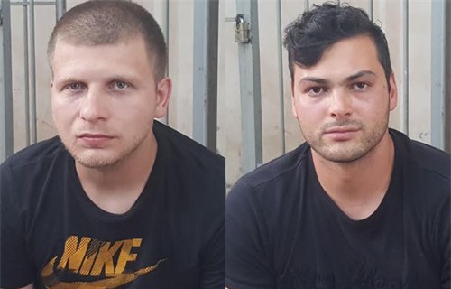 Bắt quả tang 2 người nước ngoài dùng thẻ ATM giả rút tiền