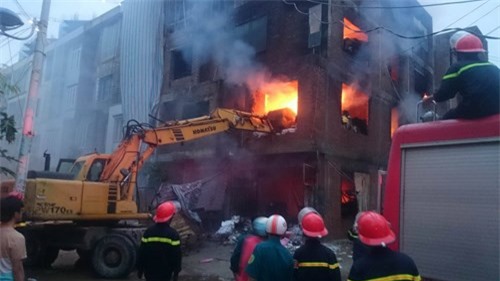 Biệt thự 4 tầng đang xây bất ngờ bốc cháy