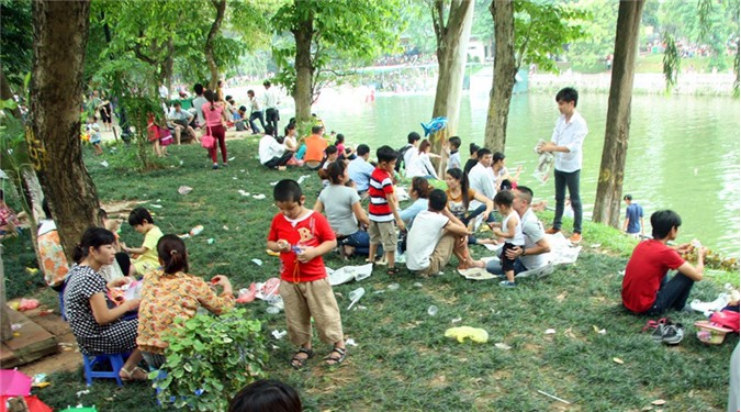 Các công viên ở Hà Nội quá tải, chật cứng người ngày nghỉ lễ