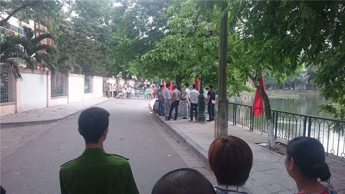 Hà Nội: Phát hiện thi thể bé trai bị nhét giẻ vào miệng trong túi nilon đen