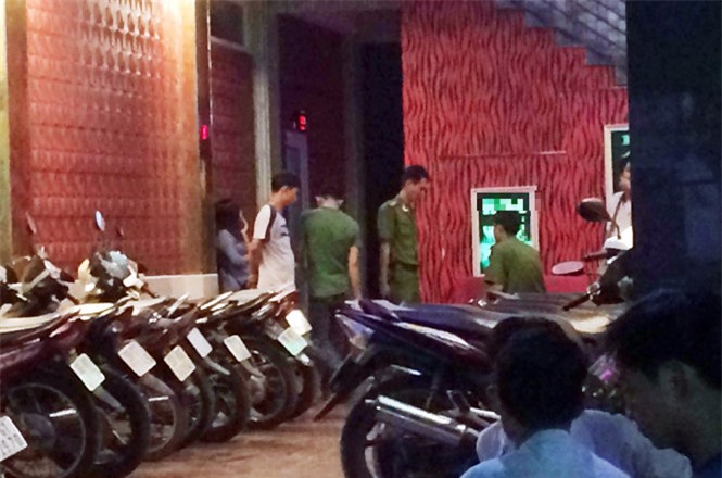 Nghi can đâm chết thanh niên trong quán hát ở Sài Gòn ra đầu thú