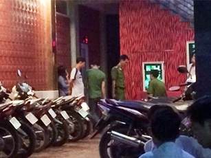 Nghi can đâm chết thanh niên trong quán hát ở Sài Gòn ra đầu thú