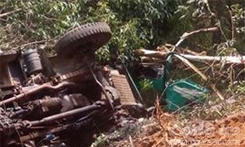 Ô tô đang lên dốc bất ngờ lật nhào, một phụ nữ tử vong